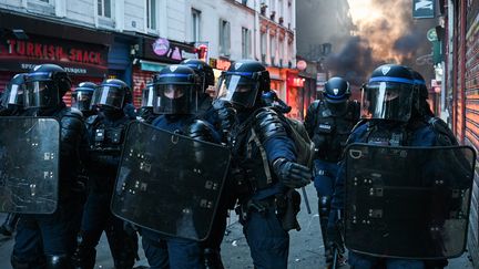 L&rsquo;état d&rsquo;urgence peut-il vraiment permettre d&rsquo;endiguer les violences urbaines, après la mobilisation du 17 octobre ?