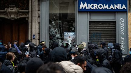 Des objets volés lors des pillages du 17 octobre revendus en ligne, la plateforme Vinted assure appliquer une « tolérance zéro »