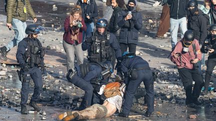 « Je me souviens avoir réussi à m’extirper, mais après c’est un trou noir » : le street medic frappé par des policiers samedi à Paris raconte