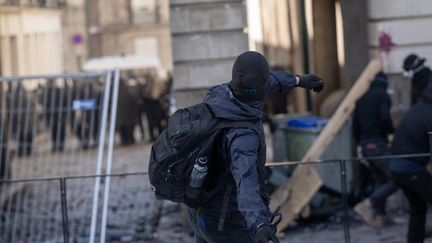 Que sait-on de l’implication de l’ultragauche, notamment dénoncée par le gouvernement, dans les violences des 17 et 18 octobre ?