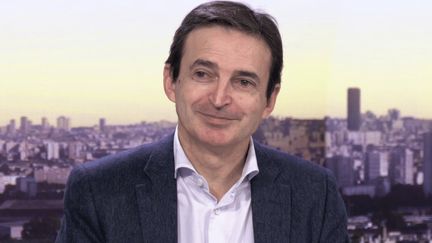 « Les crises, en général, profitent à ceux qui ont des positions extrêmement claires et très alignées avec leur électorat », analyse le politologue Emmanuel Rivière