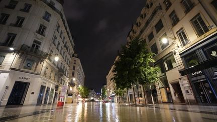 Nouveaux couvre-feux décrétés mercredi soir dans certains secteurs de plusieurs villes, dont Paris et Lyon