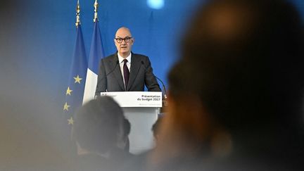 Taux d’emprunt de la France à plus de 5% : l&rsquo;éloignement d&rsquo;un compromis sur le budget inquiète les investisseurs