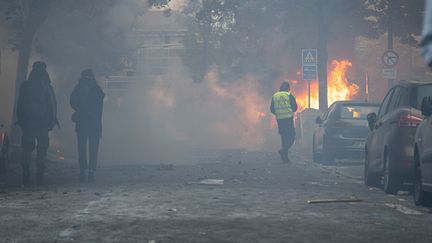 Existe-t-il vraiment des « policiers casseurs », en civil et infiltrés dans les manifestations, qui commettent des dégradations ?