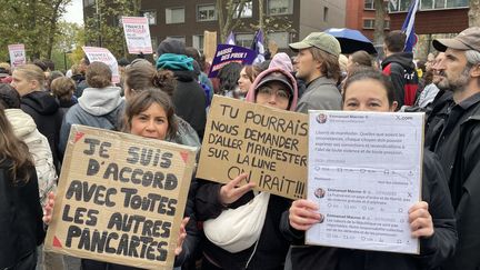 « S’il le faut, je manifesterai tous les samedis » : à Paris, le cortège défile dans le calme et appelle à amplifier la mobilisation