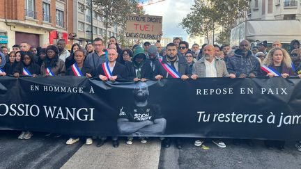 « Tu resteras à jamais dans nos cœurs » : à Aubervilliers, des centaines de personnes à la marche blanche en hommage à Pengo Bossio Wangi, tué à Trappes