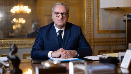 Le Conseil constitutionnel écarte la demande de démission de son président formulée par le RN et l’UDR