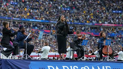 « Qu&rsquo;un sang uni » : la chanteuse Nina Tonji crée une polémique en modifiant les paroles de La Marseillaise avant le match de NFL au Stade de France