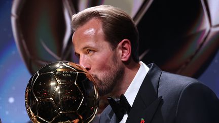 « Yes he Kan », « une distinction méritée » pour l&rsquo;ancien « loser patenté » : la presse européenne salue le couronnement du roi Harry Kane, Ballon d&rsquo;or 2026