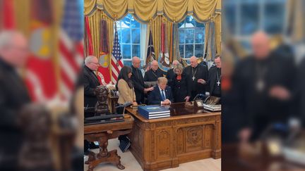« Nous avons été manipulés » : des évêques catholiques américains s’excusent après une prière pour Donald Trump dans le Bureau ovale