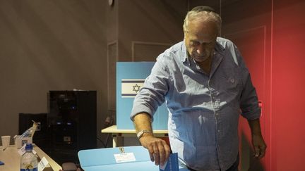 Législatives en Israël : le bloc de l&rsquo;opposition à Benyamin Nétanyahou légèrement en tête, mais sans majorité, selon des sondages réalisés à la sortie des urnes