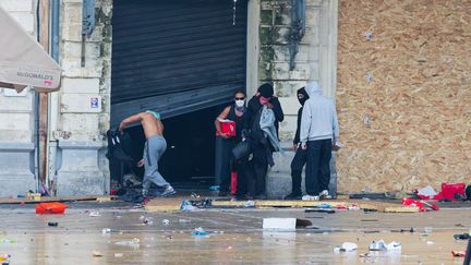 Après les pillages de commerces, plus de 1 700 annonces suspectes ont été supprimées des plateformes de revente en ligne, selon le gouvernement