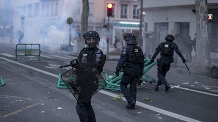 « J’ai juste voulu descendre pour m’acheter un sandwich » : l’IGPN saisie à Lyon après qu’un homme a été blessé au thorax en marge d’une manifestation