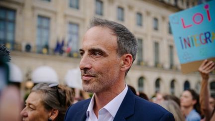 « On est obligés de faire attention » : comment Raphaël Glucksmann cherche la parade face à « l&rsquo;hostilité » des insoumis sur le terrain