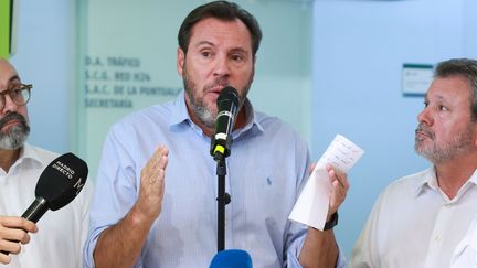 Le ministre des Transports espagnol qualifie d' »inexplicable » la reprise du trafic après une panne technique à l&rsquo;origine de la collision meurtrière entre deux trains