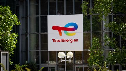 TotalEnergies engrange un bénéfice net record au 3e trimestre, plus que doublé sur un an en raison de l’envolée des prix des hydrocarbures