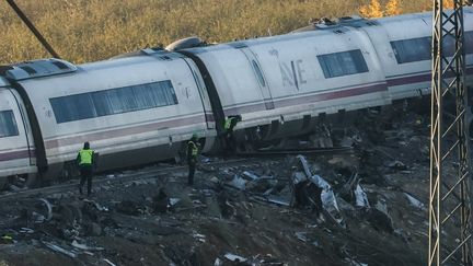 Collision meurtrière entre deux trains en Espagne : l&rsquo;enchaînement de circonstances qui ont conduit à l&rsquo;accident s&rsquo;éclaircit peu à peu, le bilan alourdit à 69 morts