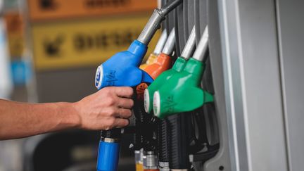 La baisse du prix du gazole annoncée par le gouvernement est « crédible », assure un économiste